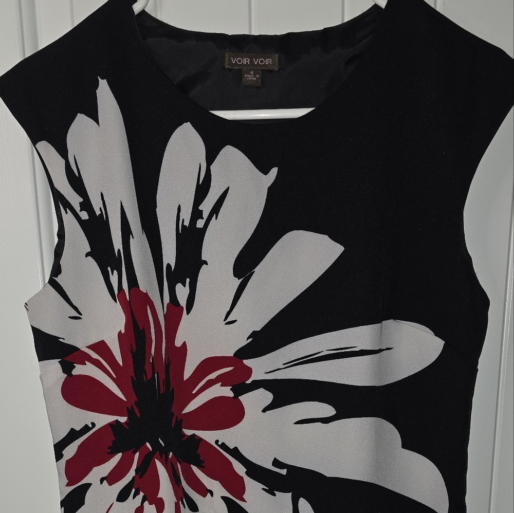 Voir Voir Black Cap Sleeve Dress with White and Red Floral Design Size 6 ❤️ - Picture 2 of 6